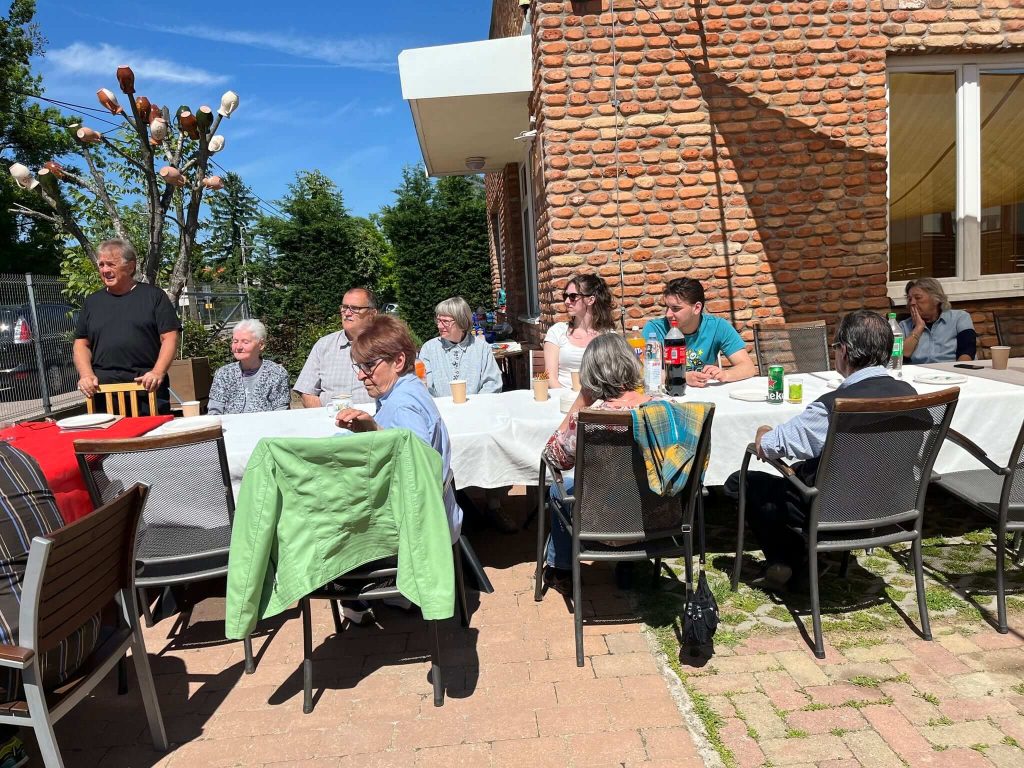 Munkatársak és családtagok az Érdi Rózsa Nyomda jubileumi piknikjén